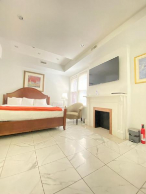 Large DUPLEX Apt 2Bdrm 1Den-Metro